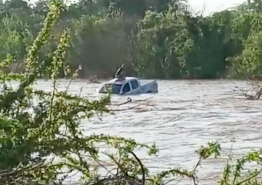 Motorista tenta passar com veículo sobre ponte na zona rural e é arrastado pela correnteza em Brumado