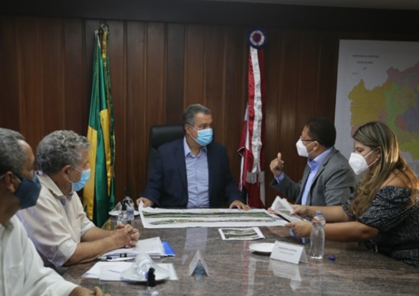 Rui e prefeito avaliam projeto de reconstrução de casas atingidas por enchentes