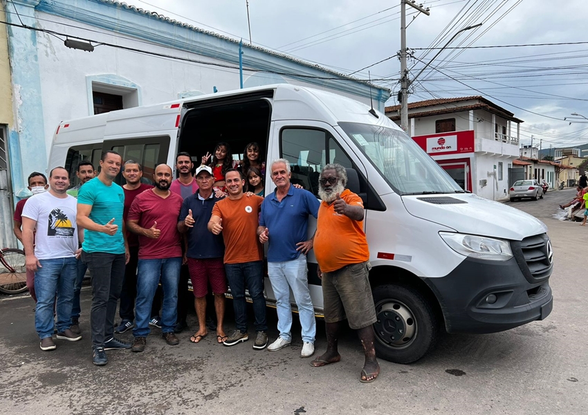 Prefeito de Ituaçu comemora aquisição da Van para Assistência Social