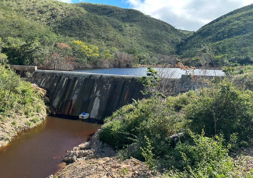 Barragem do Riacho do Meio atinge 100% da capacidade em Dom Basílio, garantindo abastecimento de água