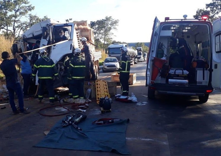 Barreiras: Motorista morre preso às ferragens após batida entre caminhão e carreta