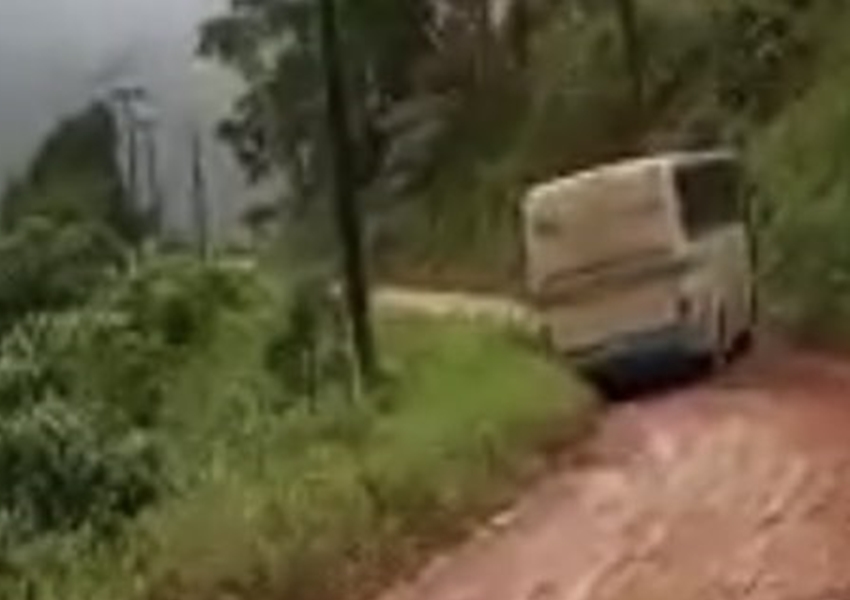 Ônibus intermunicipal escorrega em estrada de lama à beira do precipício; confira o vídeo