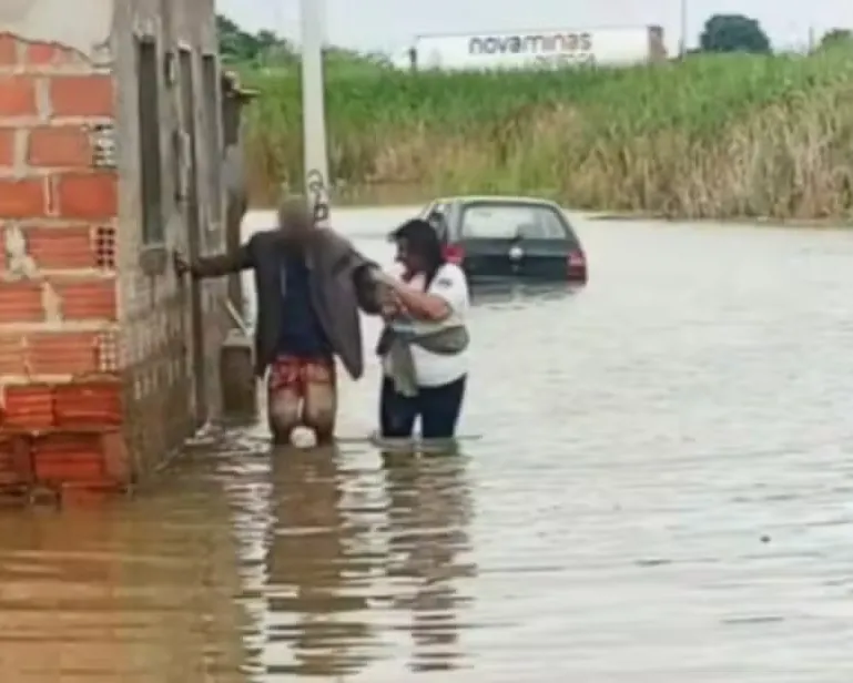 Chuva intensa no sudoeste da Bahia deixa desalojados e desabrigados