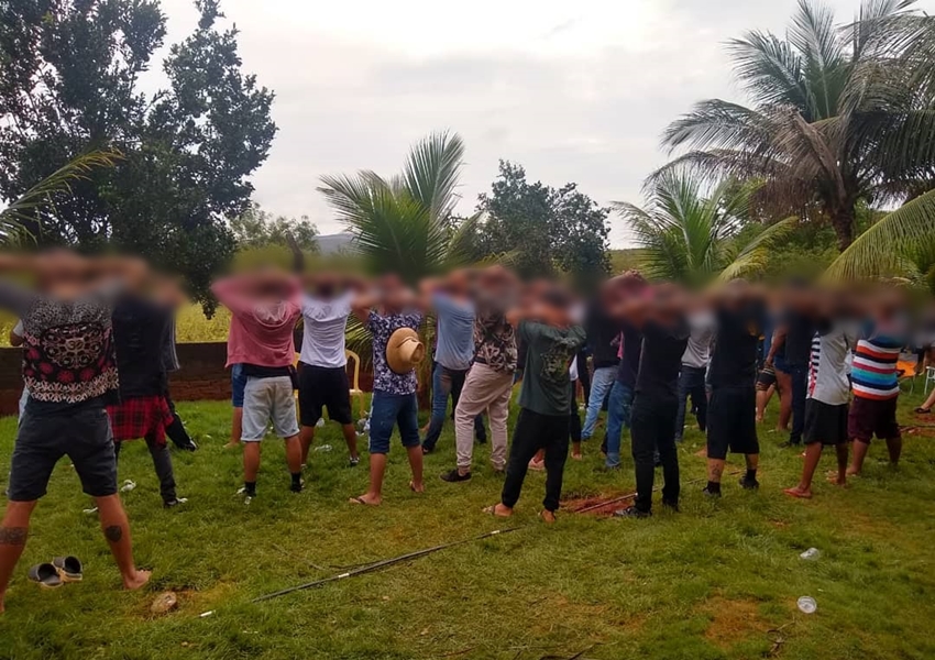 Polícia Militar encerra festa com mais de 60 jovens na zona rural Brumado