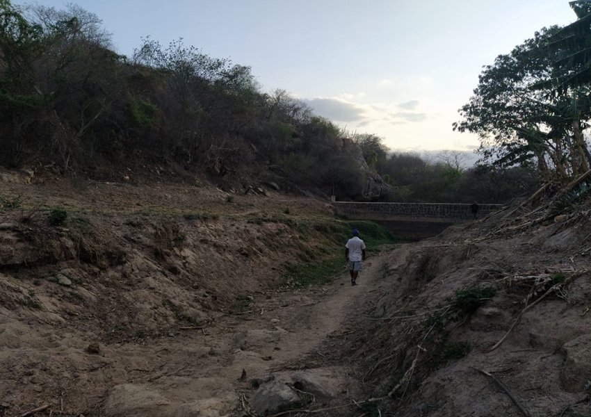 Jussiape: Prefeitura promove limpeza da barragem do povoado de Queimadas