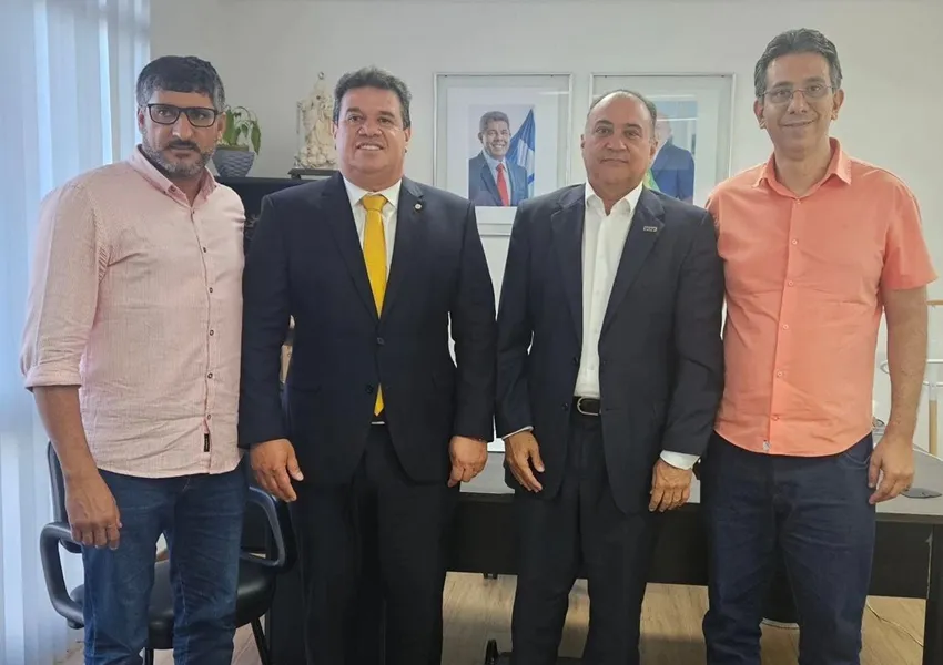 Deputado Marquinho Viana acompanha os prefeitos de Paramirim e Cordeiros durante audiências