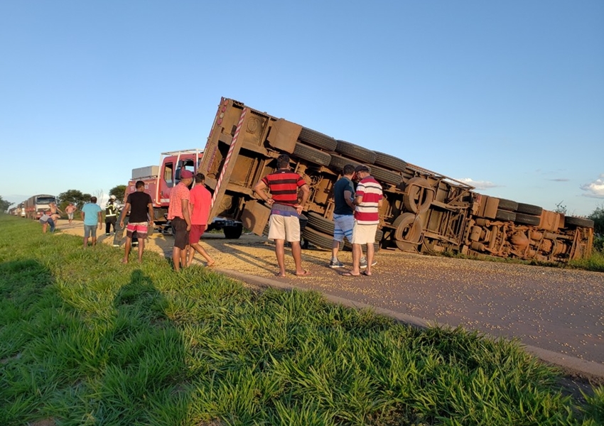 Motorista de carreta perde controle da direção e tomba na BR-242; soja ficou espalhada em rodovia