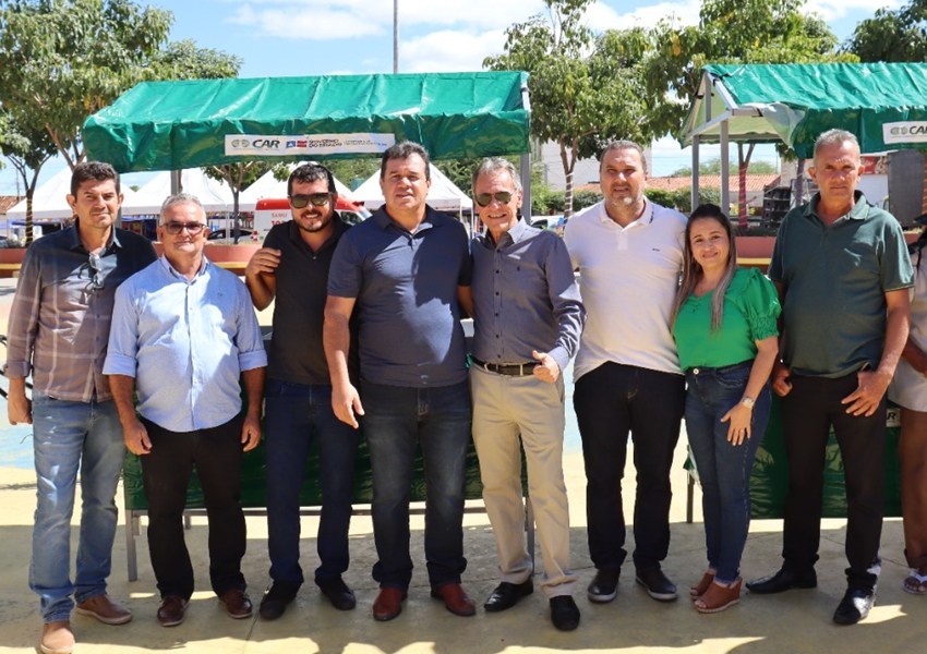 Deputado Marquinho Viana entrega barracas de feira em Dom Basílio 