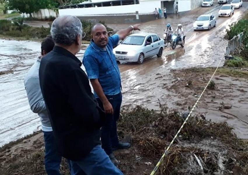 Vitória da Conquista decreta situação de emergência após forte chuva