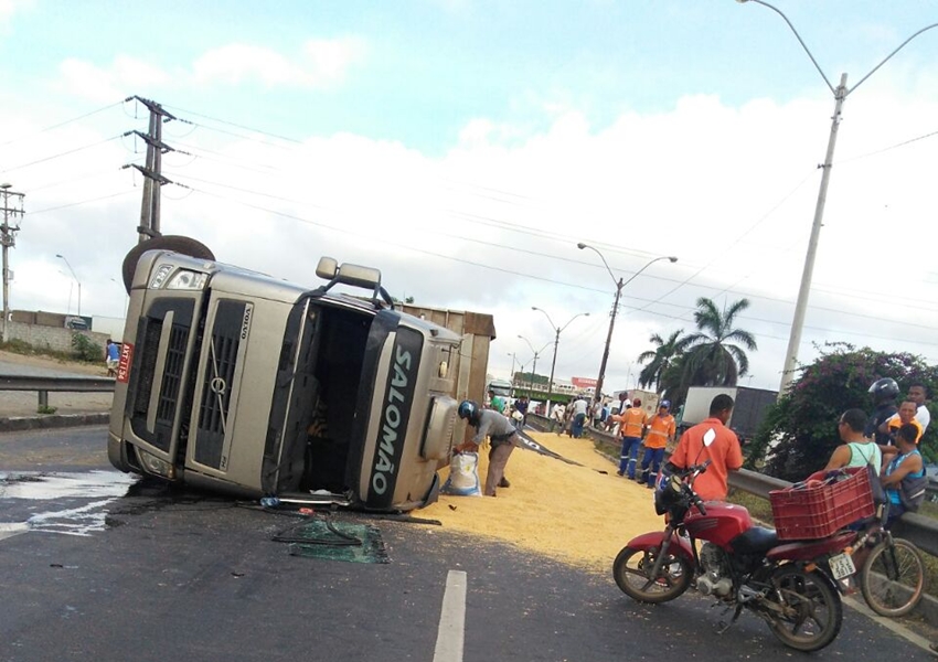 Feira: Carreta com carga de R$ 60 mil tomba na BR-324 e deixa trânsito congestionado