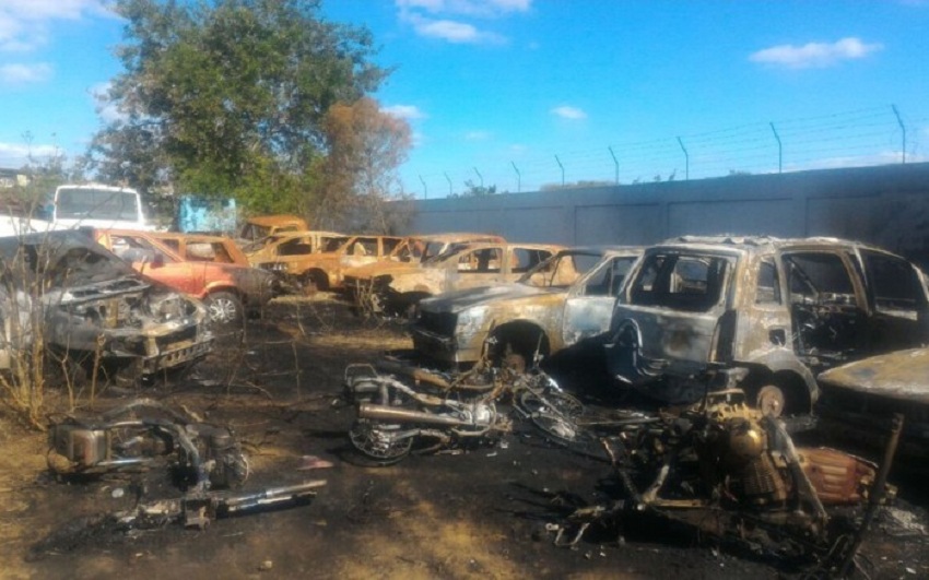 Motocicletas e carros são incendiados em pátio de delegacia em Vitória da Conquista