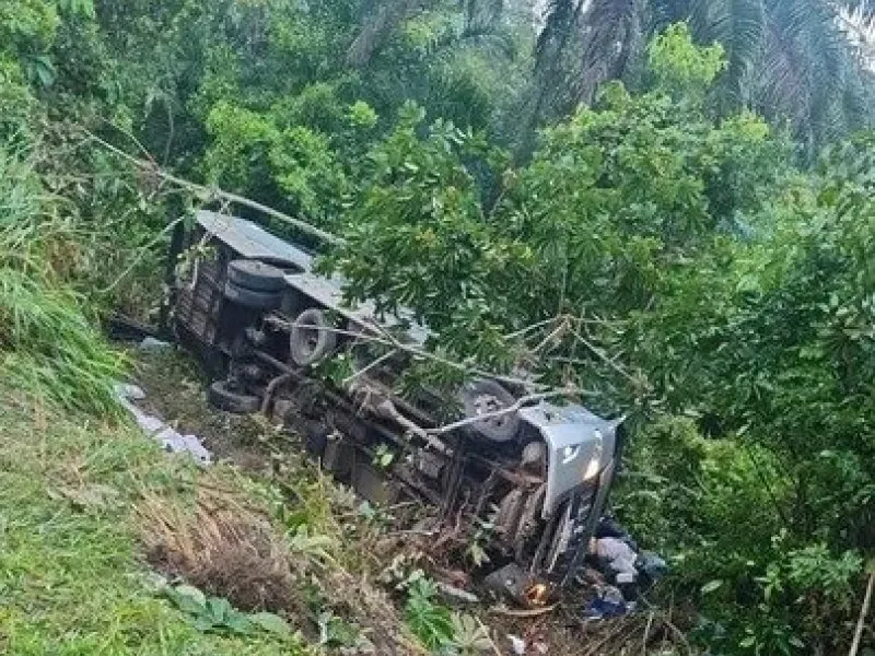 Acidente com micro-ônibus da Prefeitura de Canarana deixa quatro mortos e 23 feridos na BR-324