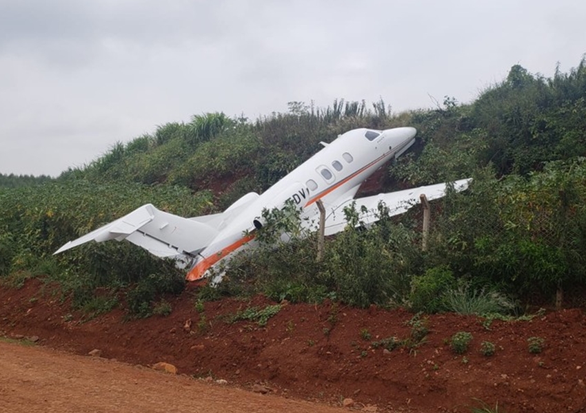 Jato executivo derrapa e sai da pista no aeroporto de Santa Rosa; ninguém se feriu