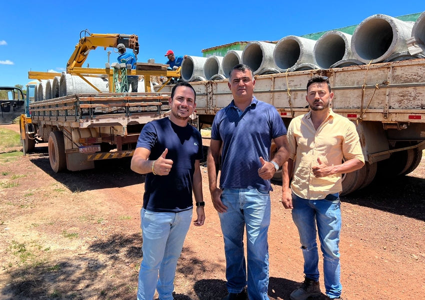 Ituaçu: prefeito Phellipe Brito acompanha obras de melhorias de estradas na zona rural