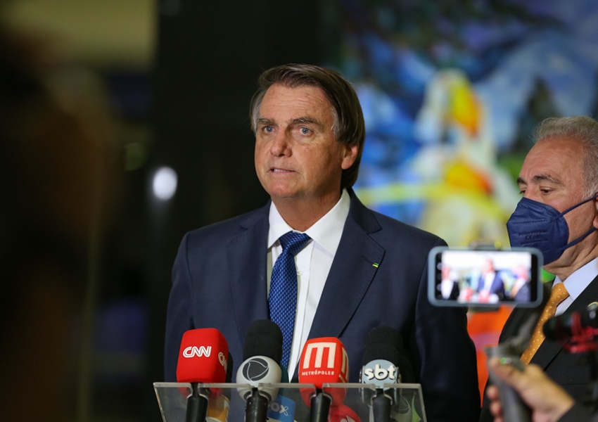 Bolsonaro negocia PEC para zerar impostos sobre combustíveis