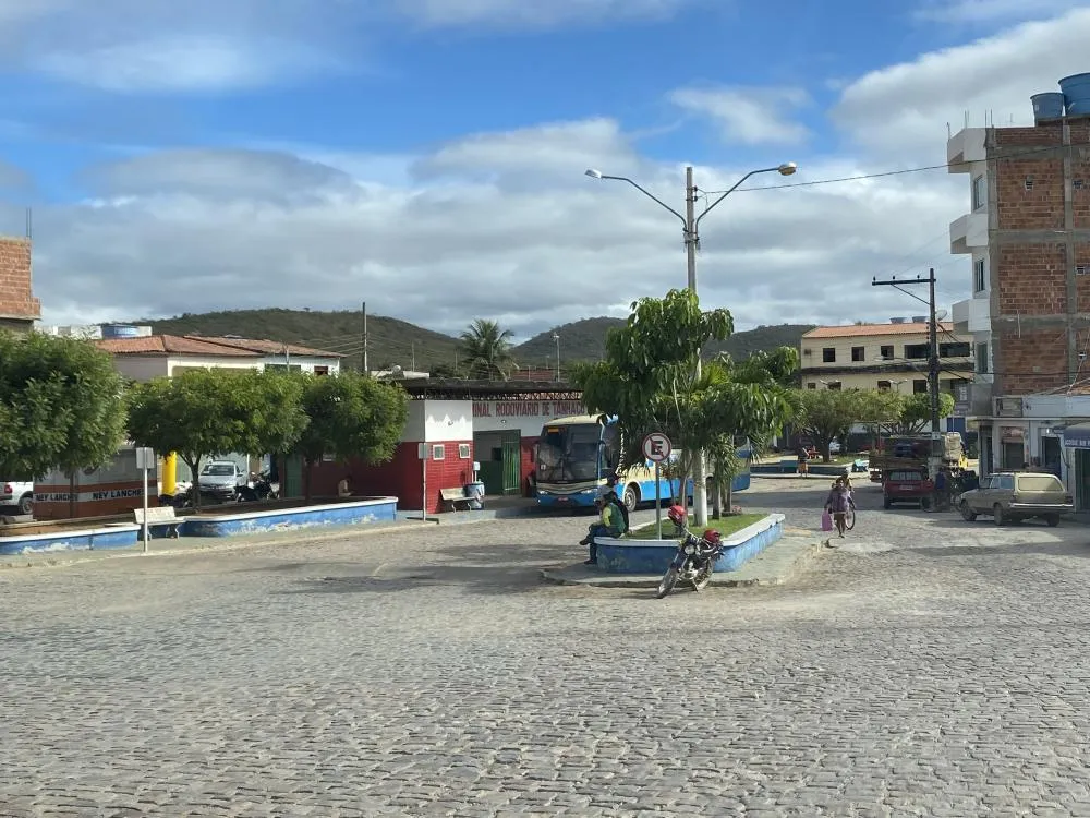 Jovem é esfaqueado em bar de Tanhaçu após discussão; acusado é preso em flagrante