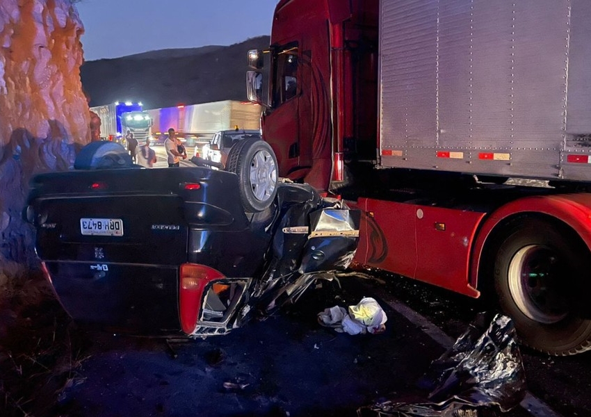 Duas pessoas morrem e uma fica ferida após batida entre carro e carreta no sudoeste 