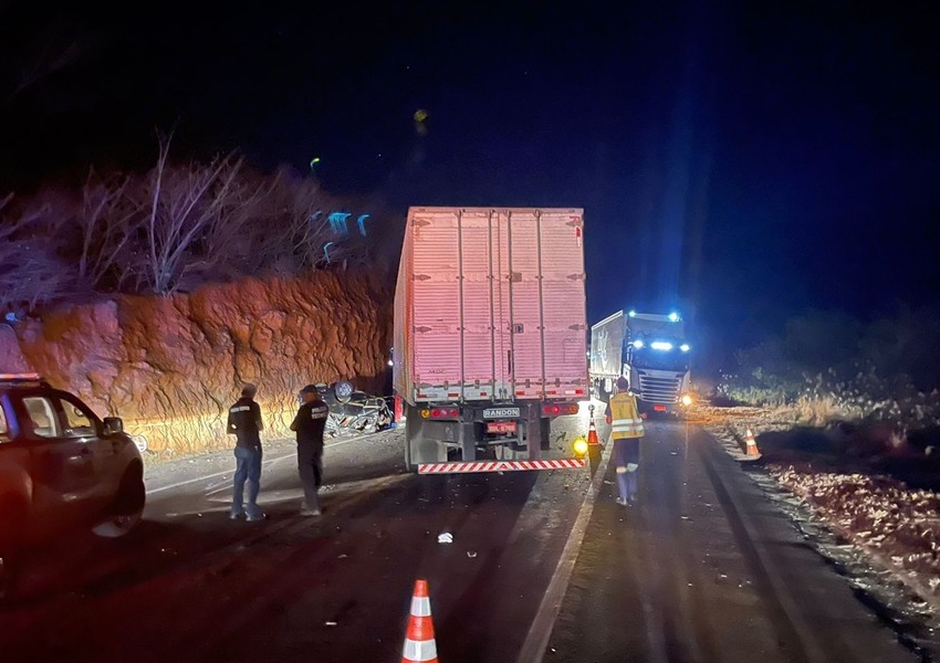 Duas pessoas morrem e uma fica ferida após batida entre carro e carreta no sudoeste 