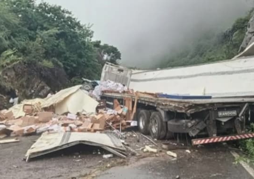 Oliveira dos Brejinhos: Carga de camarão é saqueada após carreta tombar na BR-242