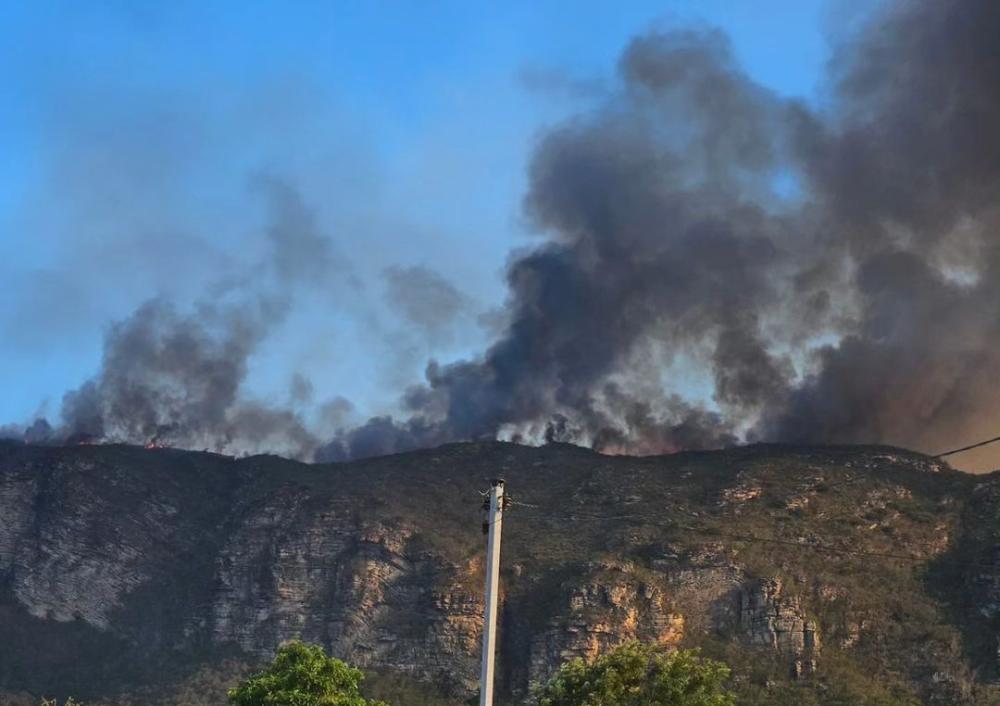 Urgência em Barra da Estiva: Autoridades agem frente a Incêndio na Serra do Camulengo