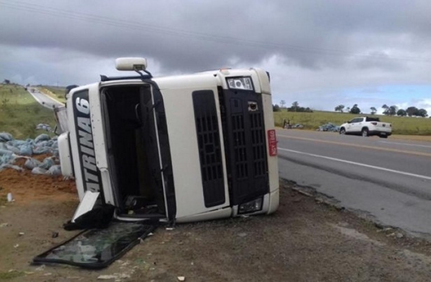 Carreta tomba após motorista perder o controle da  direção na BR-116