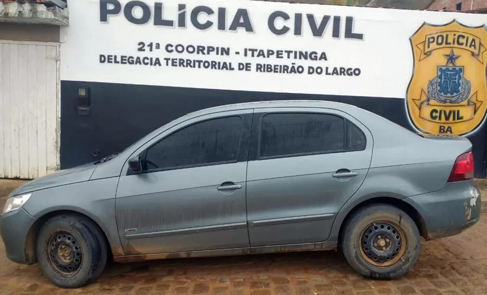 Carro com placa adulterada e restrição de roubo é apreendido em ação conjunta das Delegacias de Ribeirão do Largo e Macarani