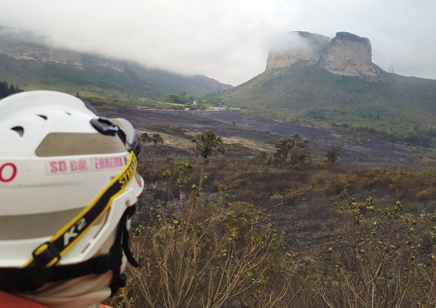 Bombeiros conseguem controlar incêndio em rodovia próxima ao Morro do Pai Inácio