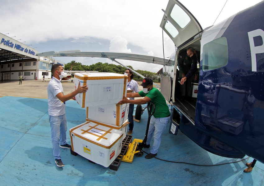 Novo lote com mais de 350 mil doses da vacina da Covid-19 chega à Bahia