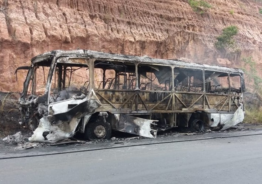 Ônibus fica destruído após pegar fogo em rodovia na Bahia; motorista escapa por pouco