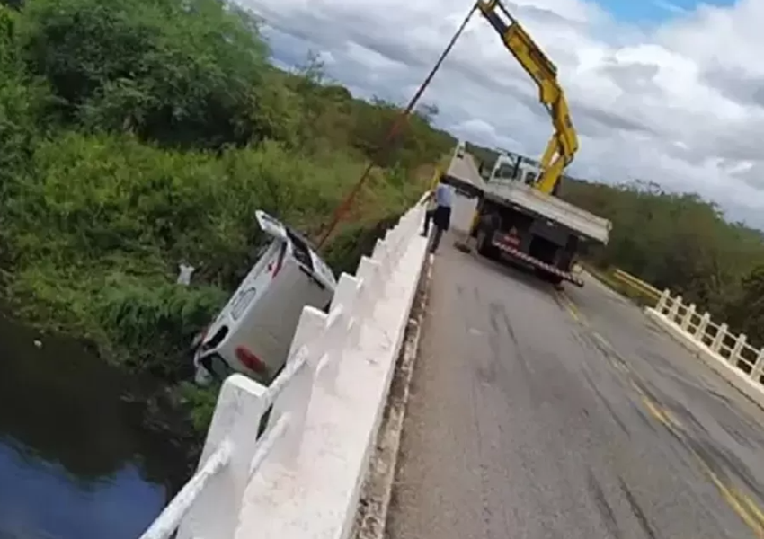 BA-148: Ambulância oficial de Érico Cardoso cai no Rio São João e é resgatada