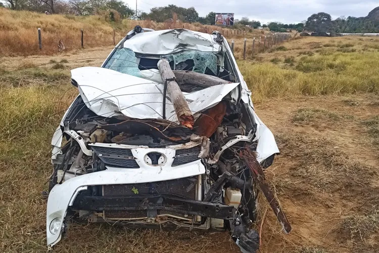 Acidente na BR-030: Carro colide com cavalo solto em Guanambi, deixando três feridos