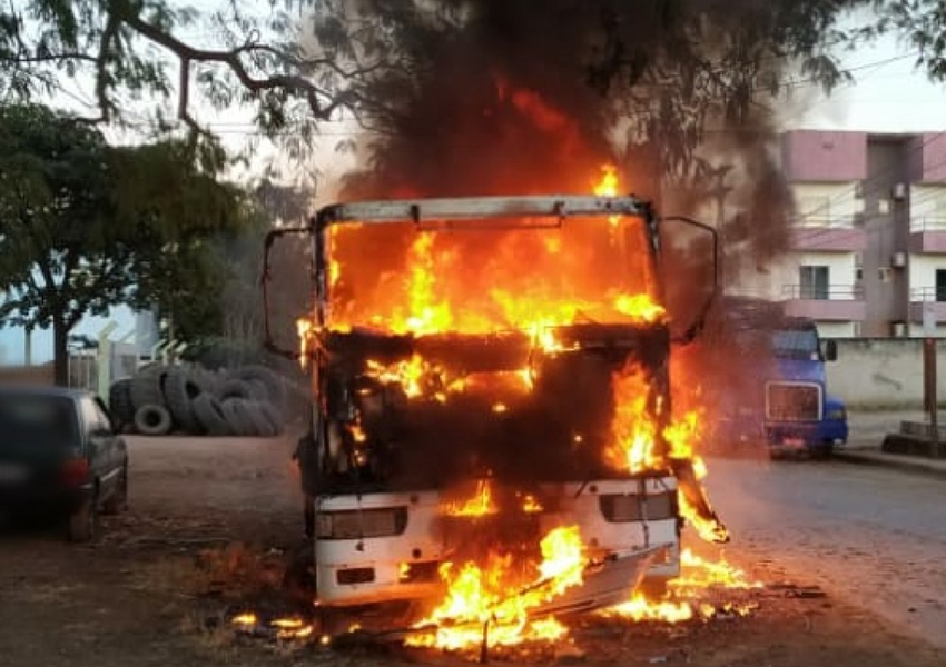 Carreta pega fogo em Luís Eduardo Magalhães