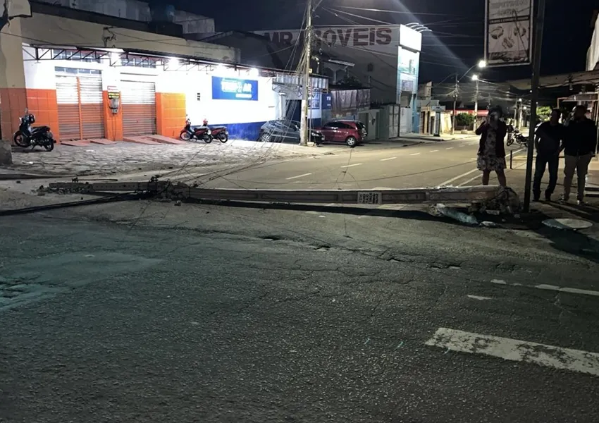 Carreta baú derruba cinco postes da Coelba e danifica semáforo no trecho entre as avenidas Boa Vontade e Brumado