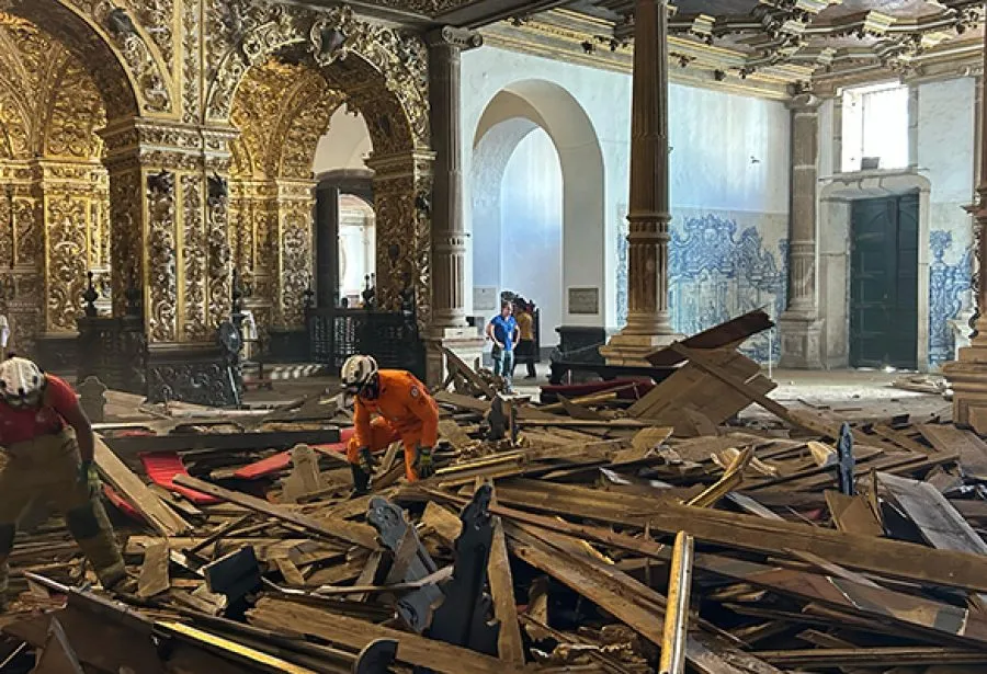 Teto da Igreja de São Francisco desaba em Salvador e deixa uma pessoa morta