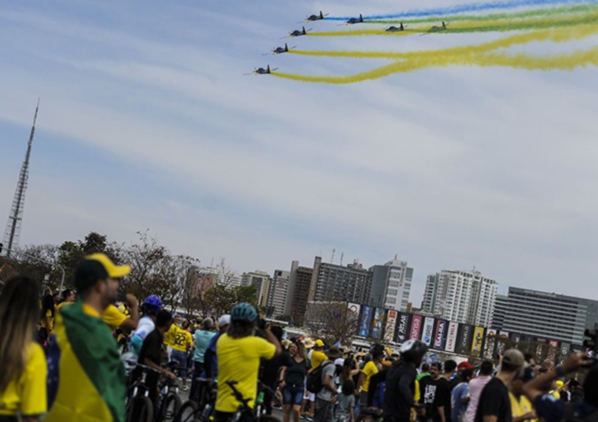 Desfile em comemoração ao Bicentenário reúne multidão na Esplanada