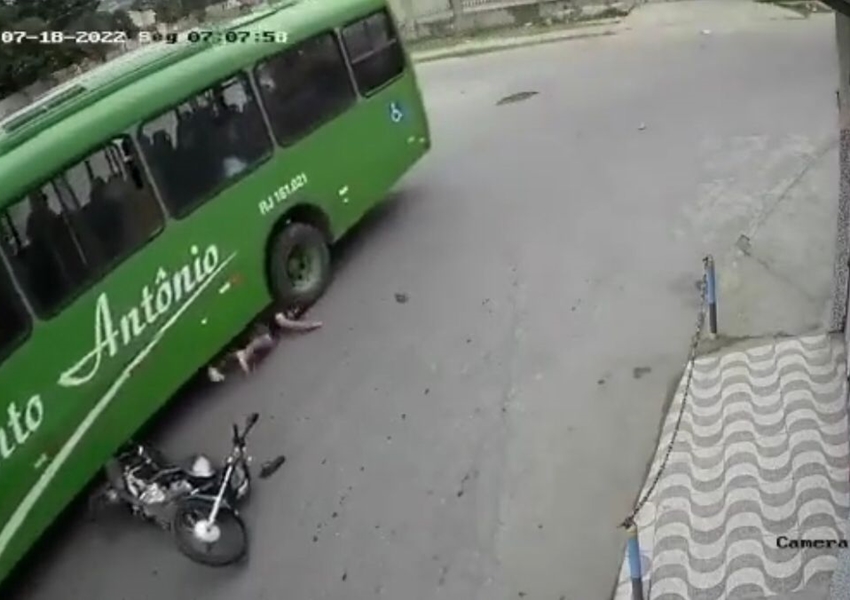  RJ: Motociclista é salvo por capacete após cair embaixo de roda de ônibus