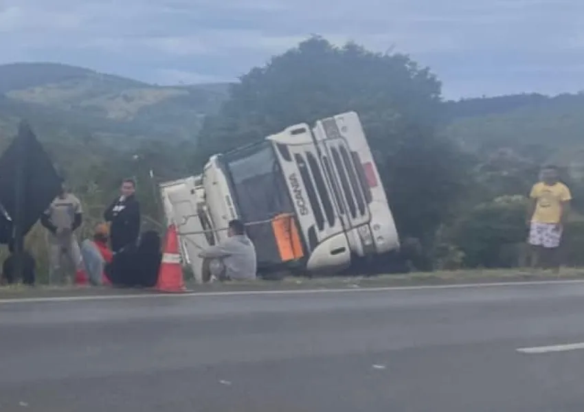 Carreta tomba na BR-116 em Jaguaquara e carregamento de chocolate é preservado