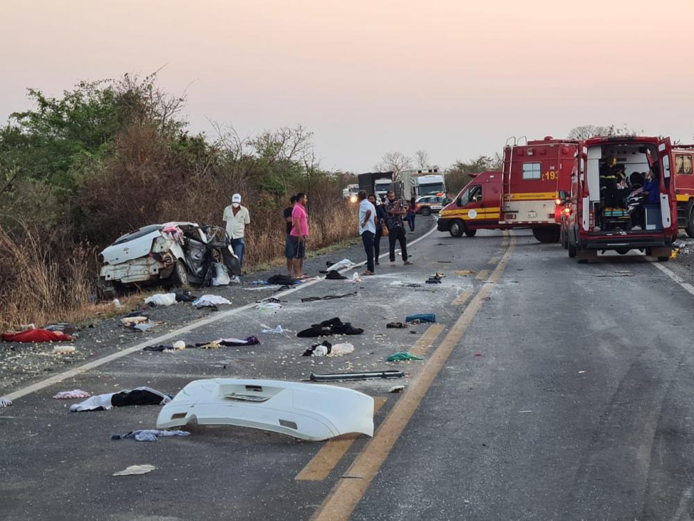 Família de Macaúbas morre ao colidir com ônibus no norte de Minas Gerais