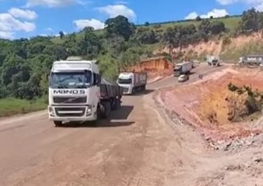 Itamaraju: Trecho interditado após abertura de cratera é liberado para veículos pesados