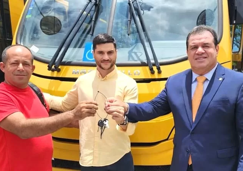 Deputado Marquinho Viana entrega ônibus escolar para Caraíbas