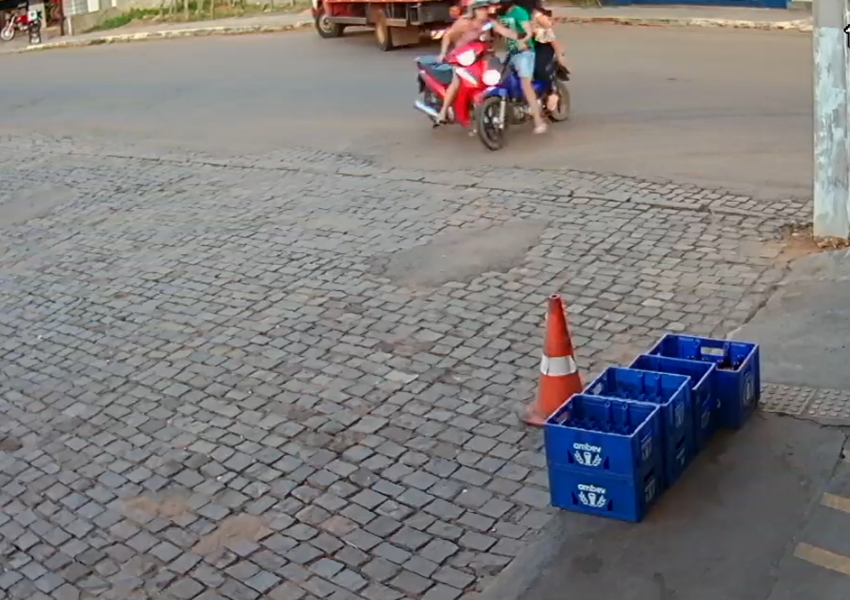 Livramento: Câmera de monitoramento registra colisão entre motocicletas; veja vídeo