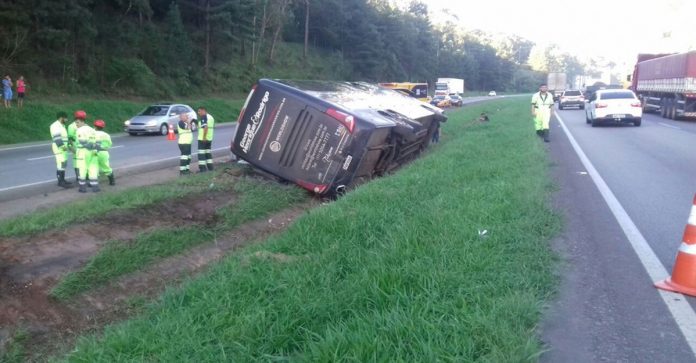 Ônibus de dupla sertaneja sofre acidente