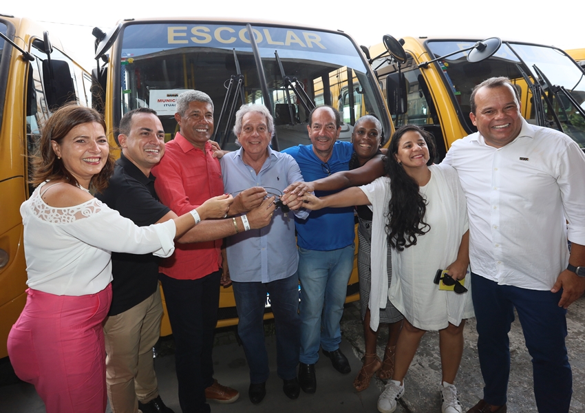 Município de Ituaçu recebe ônibus escolar fruto de emenda do deputado federal Paulo Magalhães