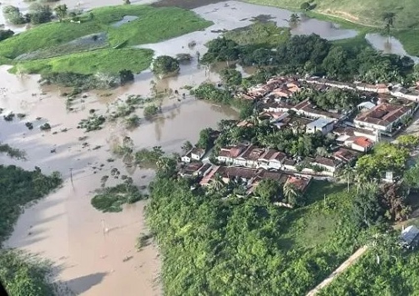 Estado dará empréstimo e tarifa social a vítimas das enchentes