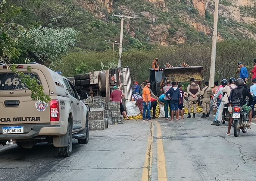 Carga fica espalhada na pista após acidente na BA-148 entre Livramento de Nossa Senhora e Rio de Contas