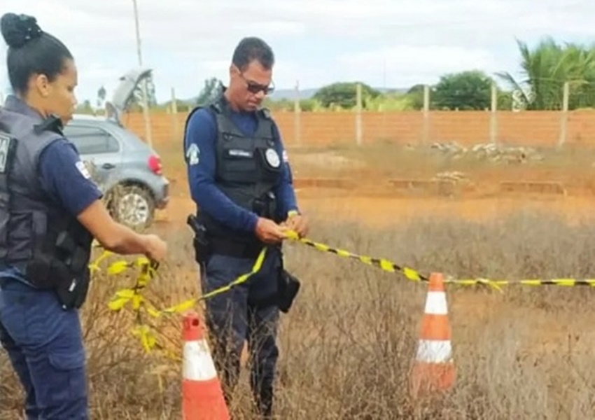 Corpo de bebê é encontrado dentro de saco plástico em terreno baldio