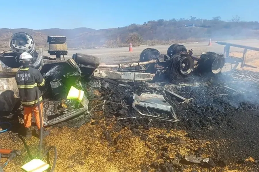 Motorista morre carbonizado após caminhão tombar e pegar fogo na BA-262, entre Aracatu e Anagé