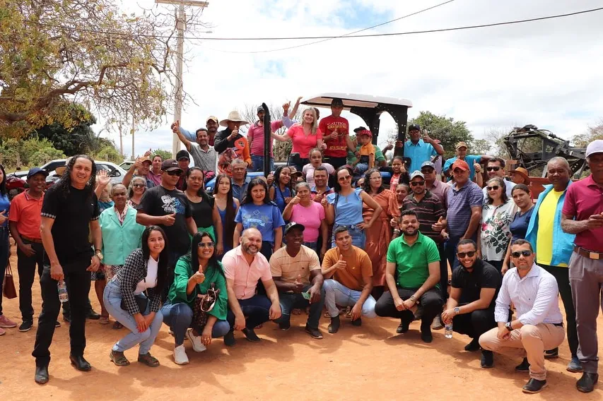 Ivana Bastos entrega trator a comunidade rural de Serra do Ramalho 