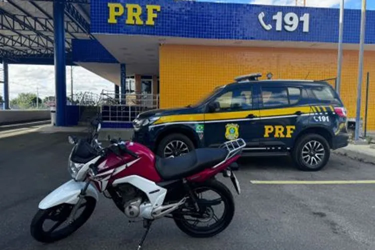 PRF recupera moto roubada de dentro de ônibus em Vitória da Conquista