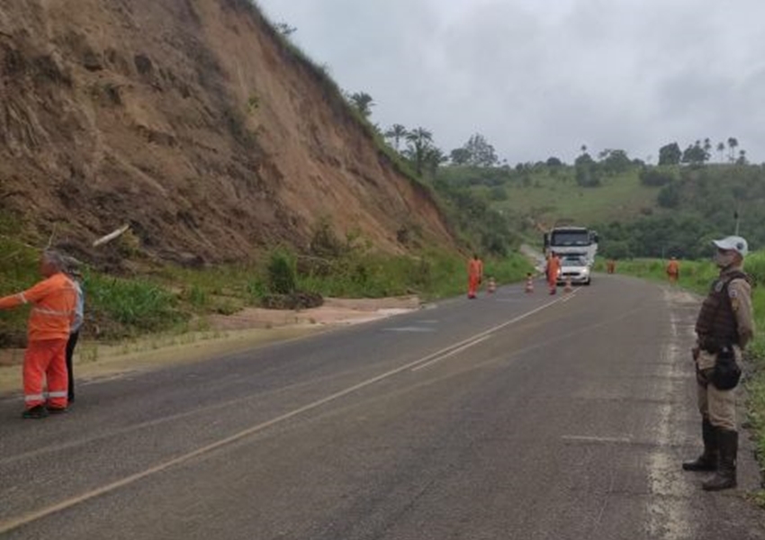 Tráfego de veículos na BA-290, que liga Teixeira de Freitas à Alcobaça, é liberado